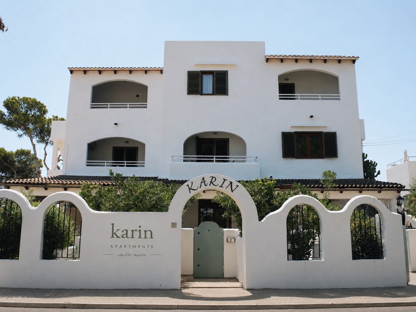 The whitewashed entrance at Karin Apartments