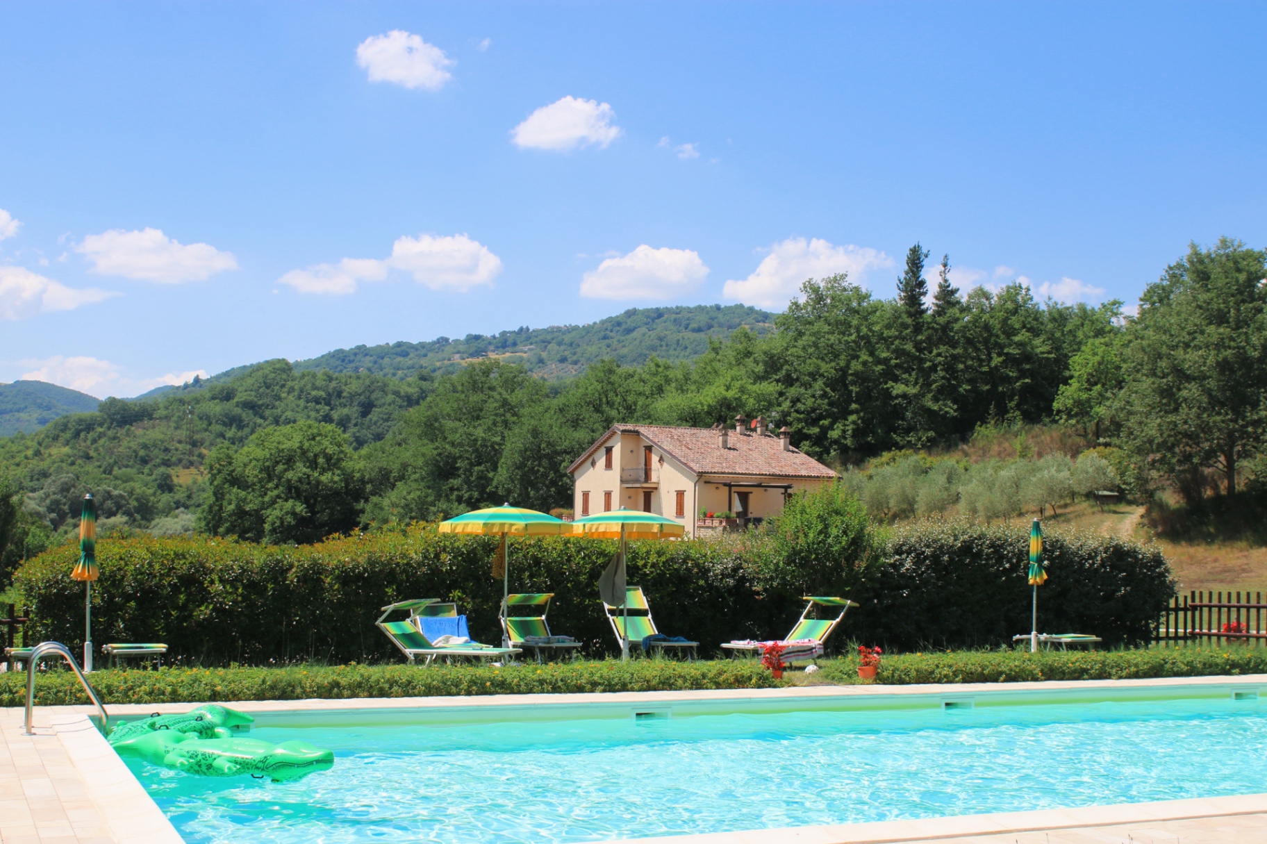 Swimming pool and hillside residence at Cerqua Rosara in Umbria